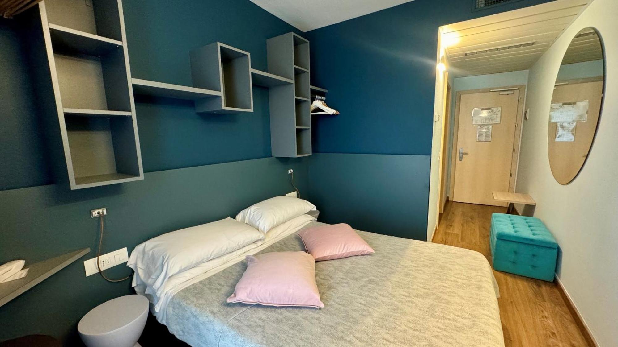 Classic Small Double Room French Bed,1572646172:JPEG