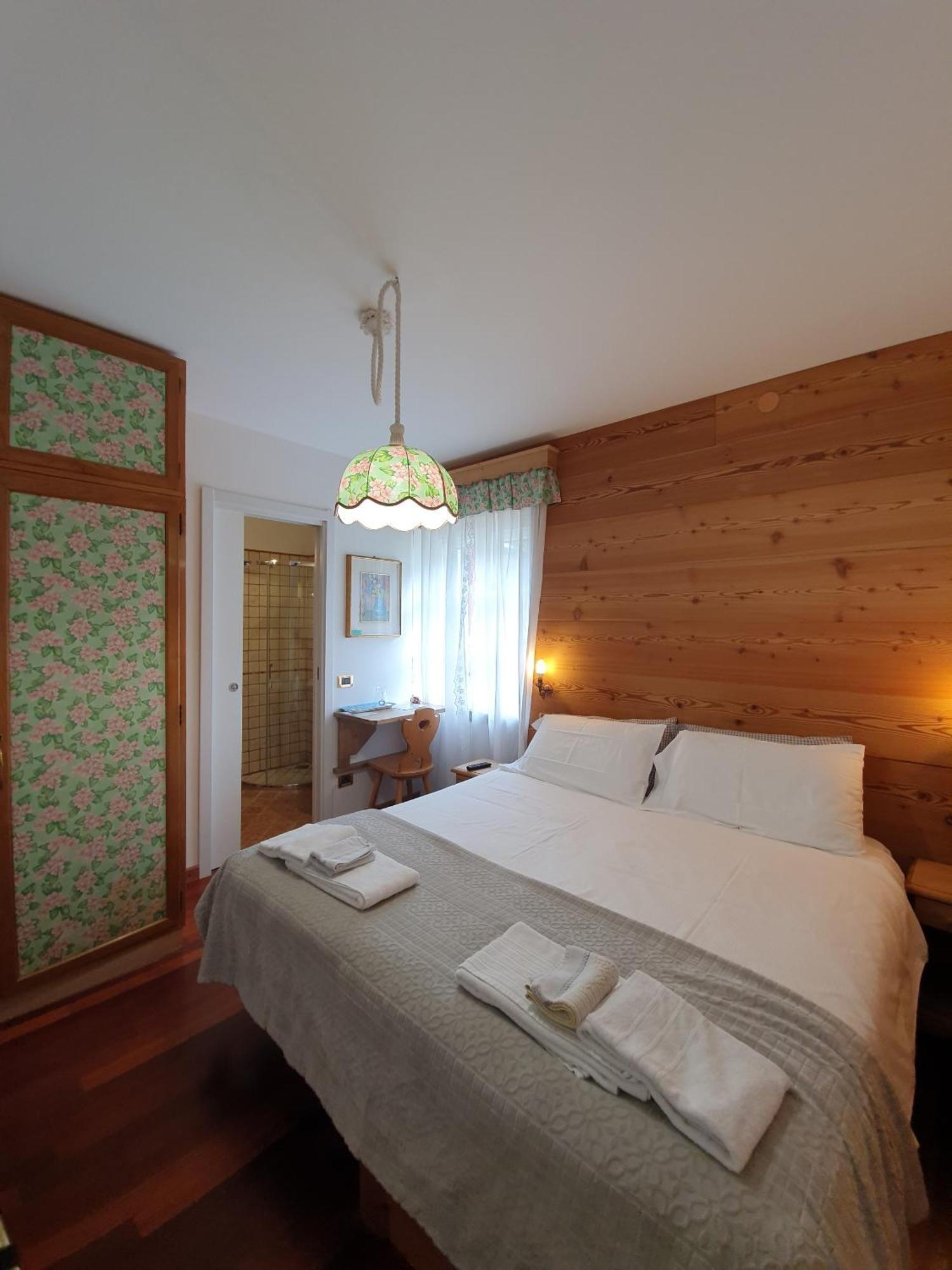 Zweibettzimmer mit eigenem Bad
