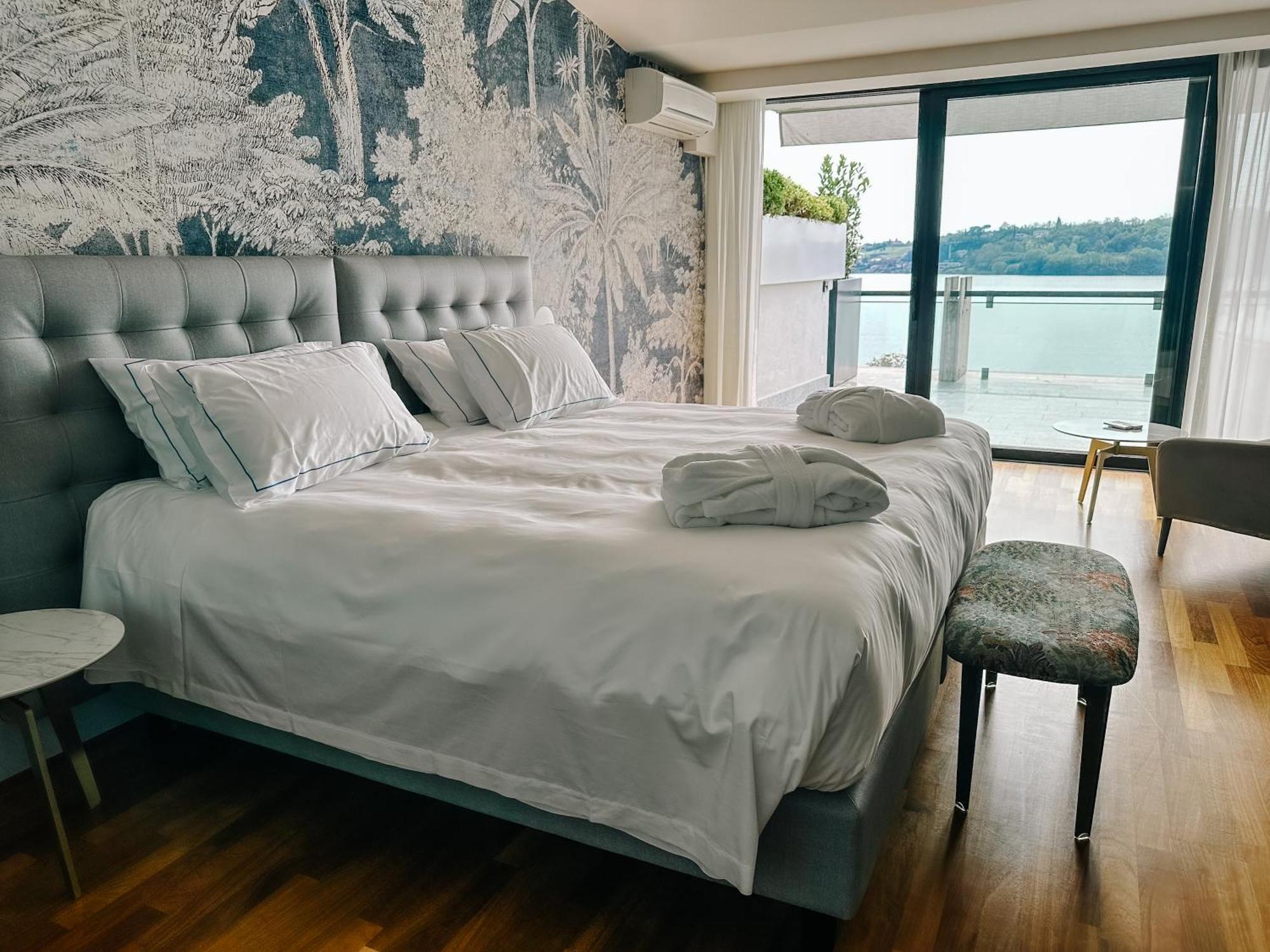 Panoramic Suite with Terrace and Lake View