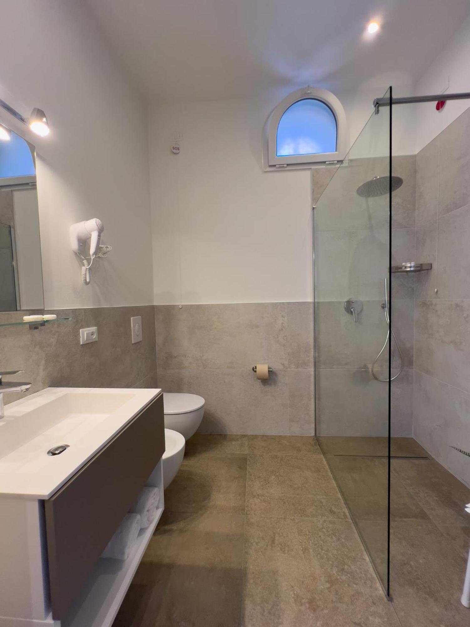 Dreibettzimmer mit Poolblick