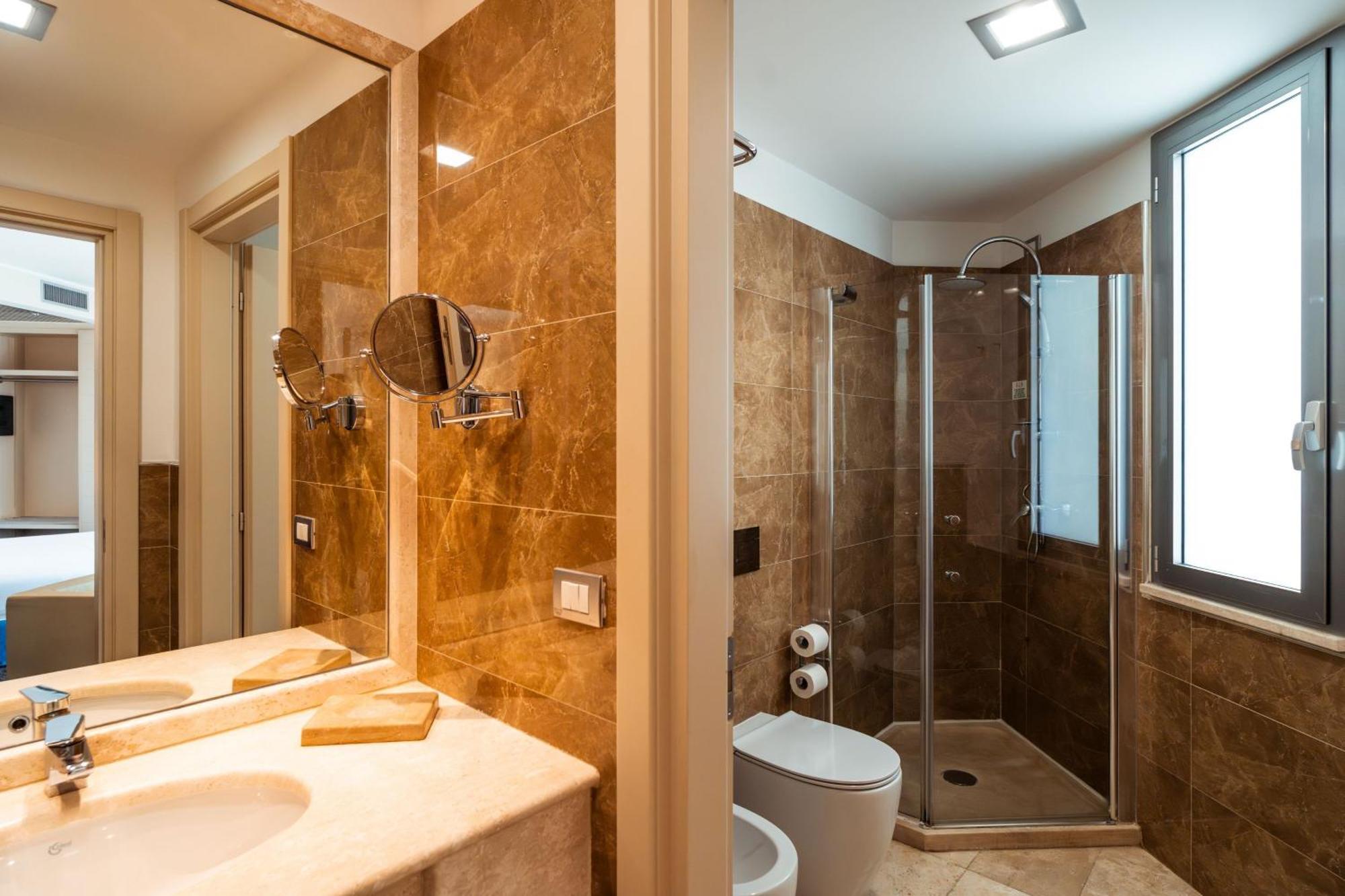 Habitación esquinera con cama extragrande y balcón