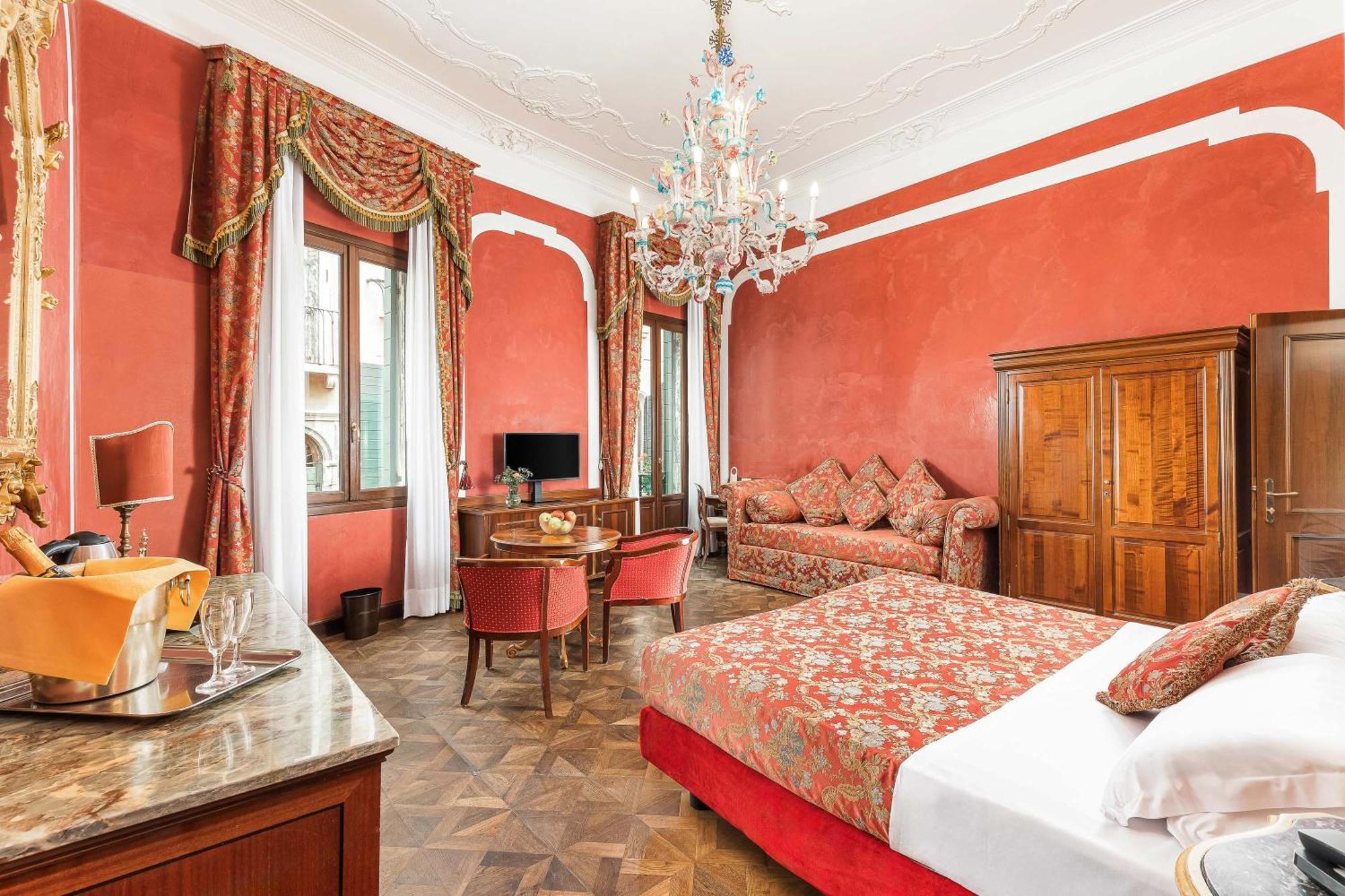 Luxe Tweepersoonskamer met 1 of 2 Bedden, een Balkon en Uitzicht op de Gracht