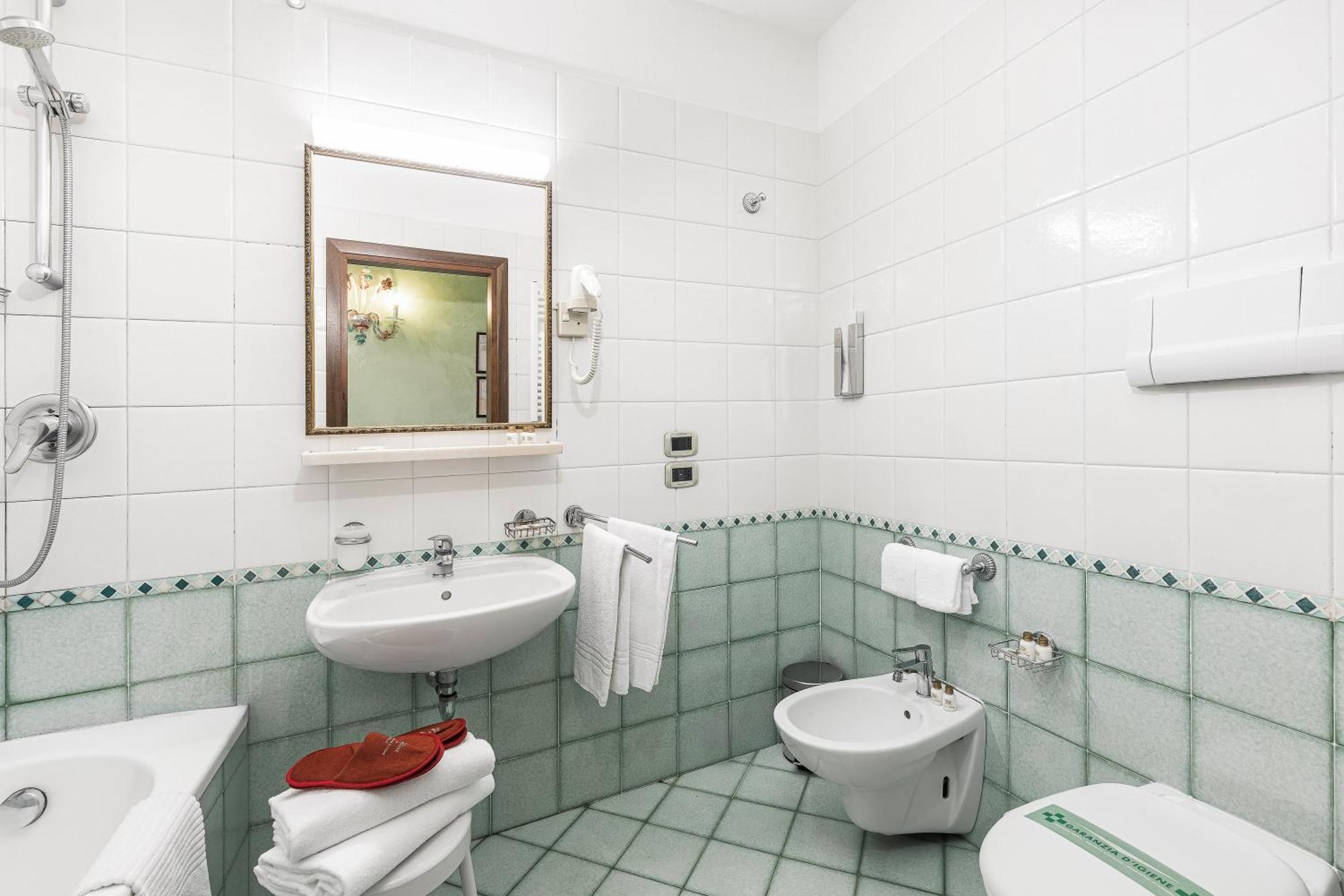 Luxe Tweepersoonskamer met 1 of 2 Bedden en Uitzicht op de Gracht