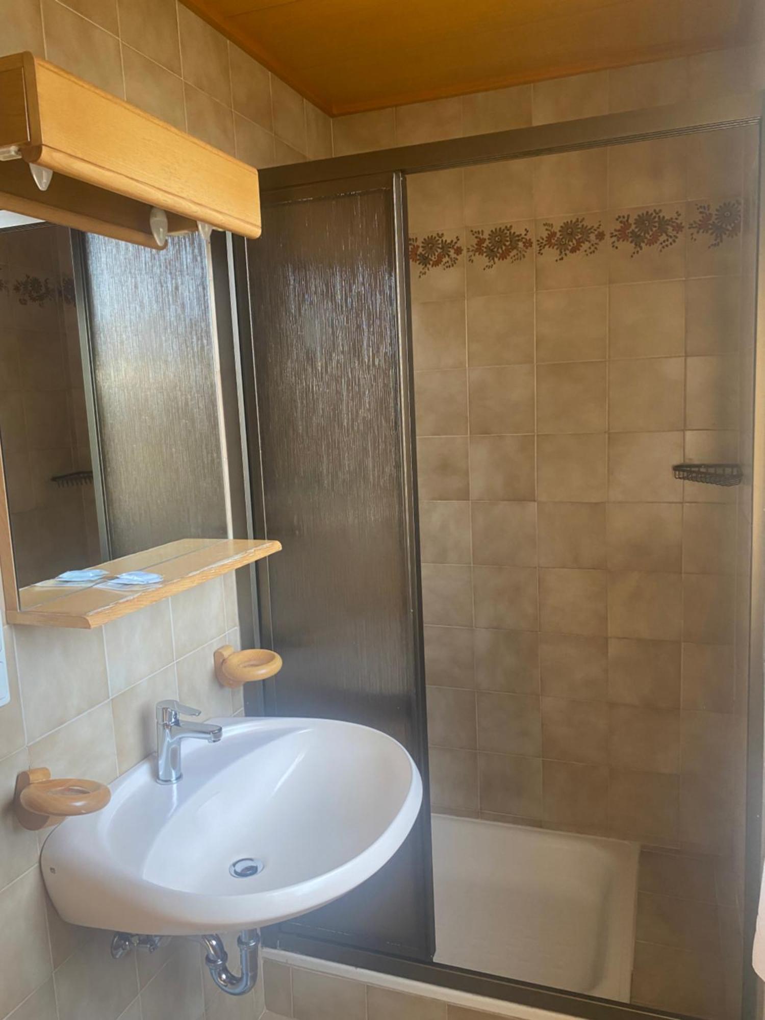 Eenpersoonskamer met Eigen Badkamer - Bijgebouw