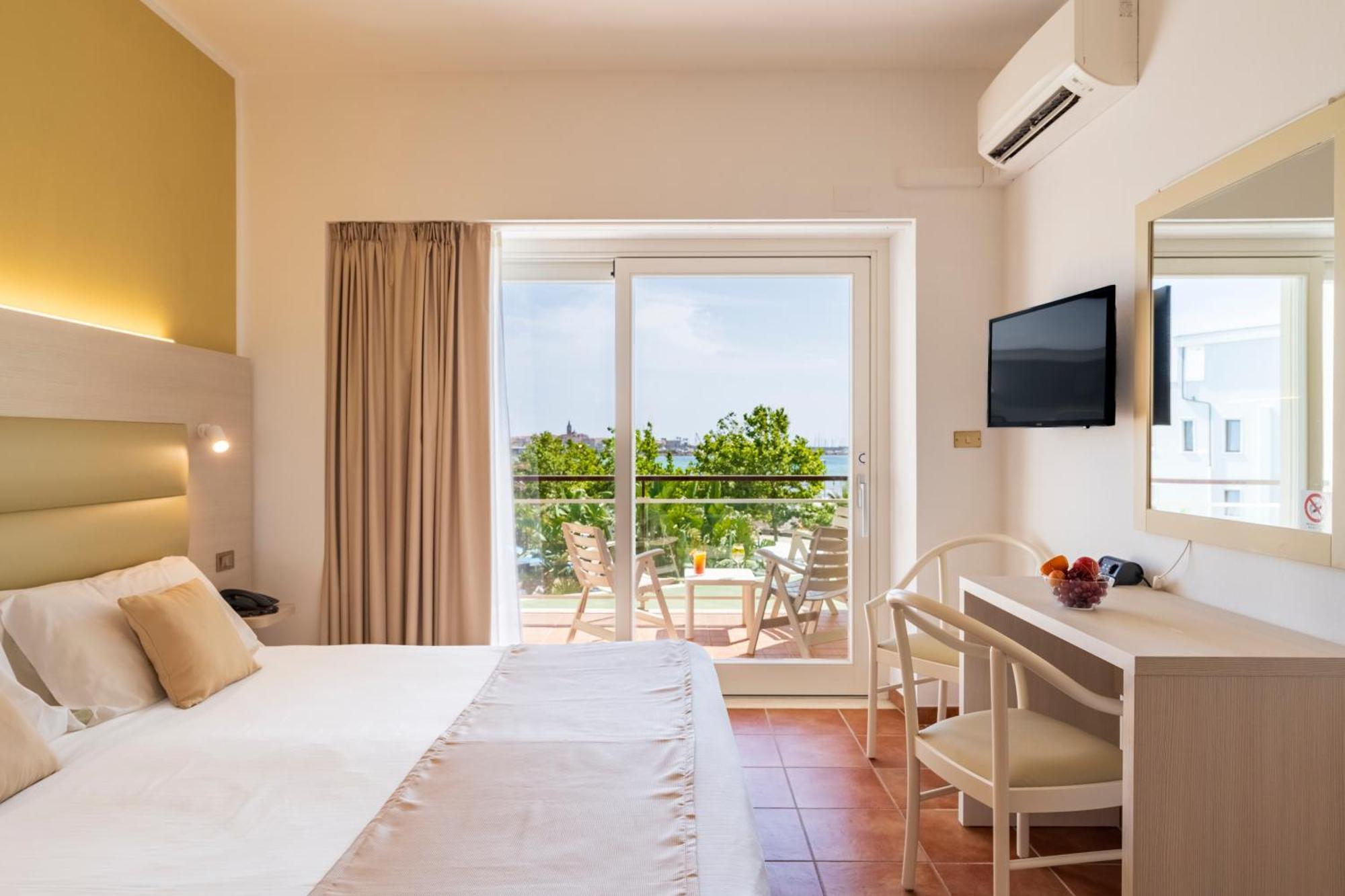 Triple Room Sea or Pool View,1615652363:JPEG