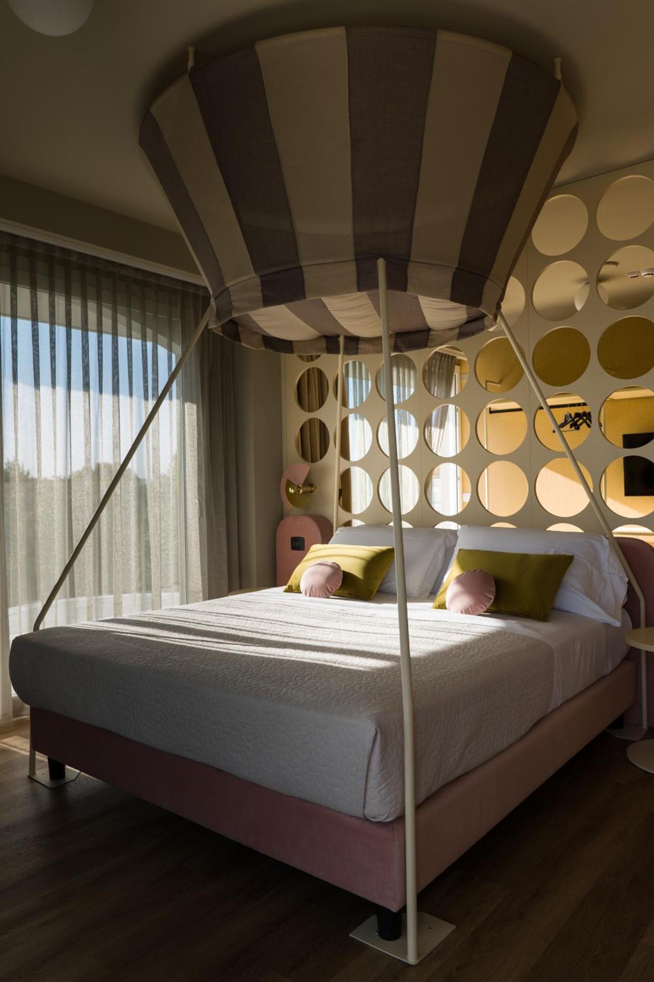Suite met Kingsize Bed en Uitzicht op Zee