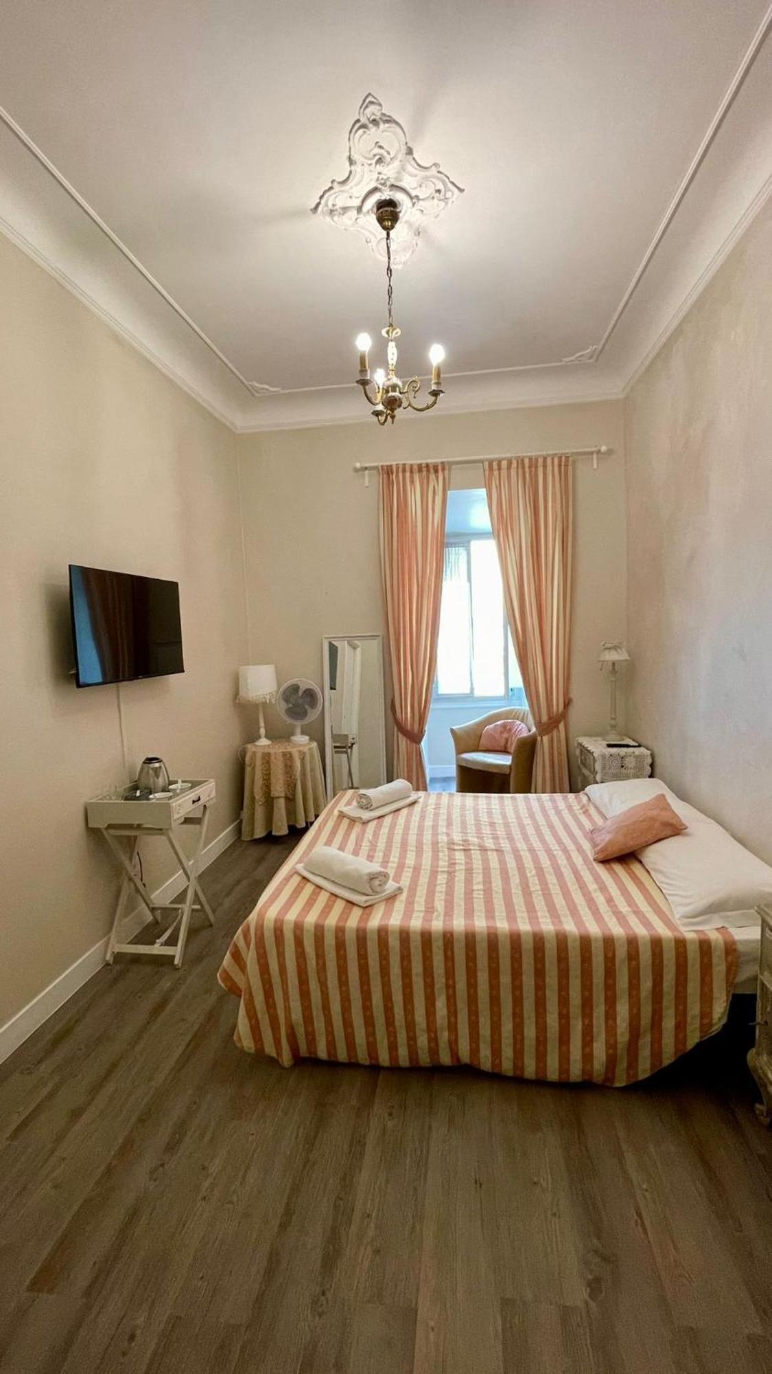 Tweepersoonskamer met 1 of 2 Bedden en Gedeelde Badkamer
