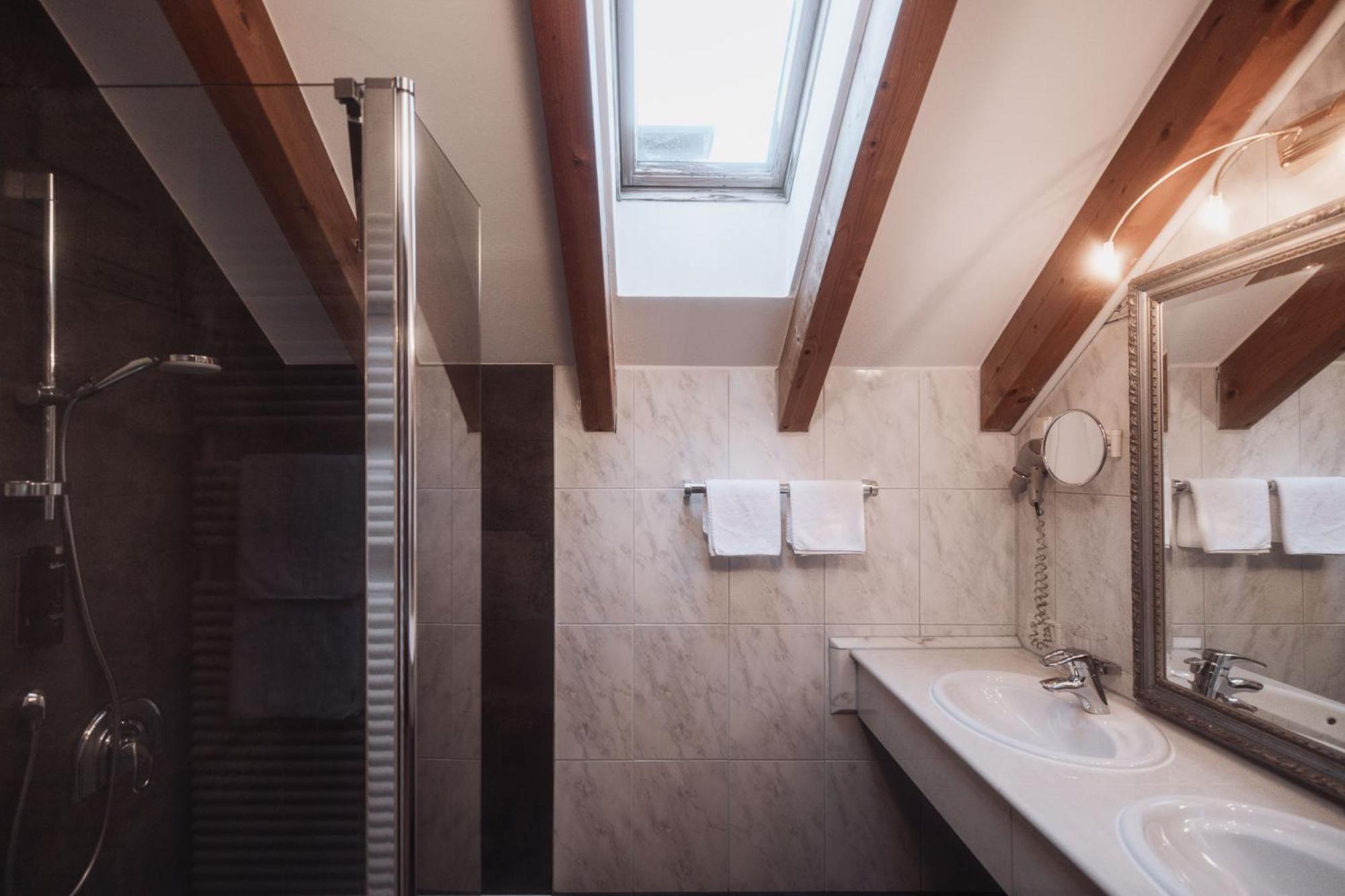 Suite,1635080338:JPEG