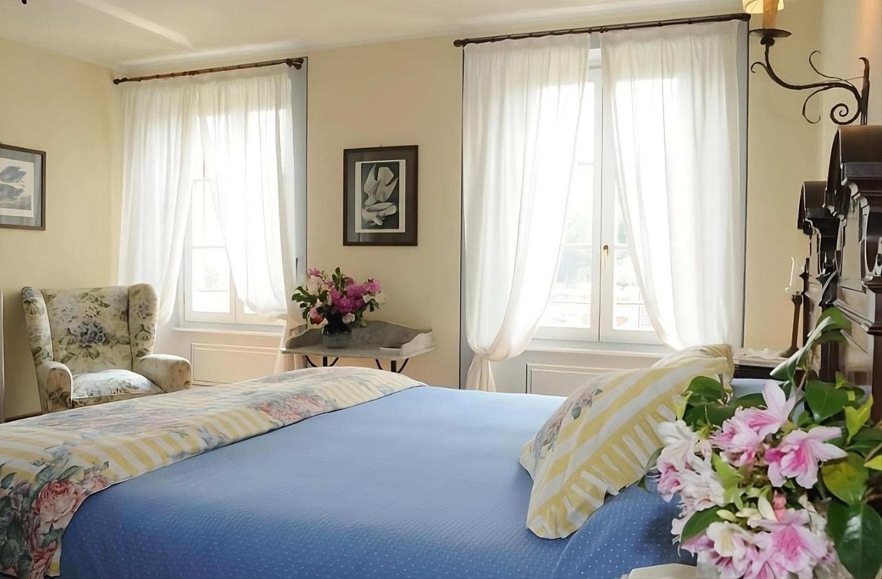 Zimmer mit Kingsize-Bett und Seeblick