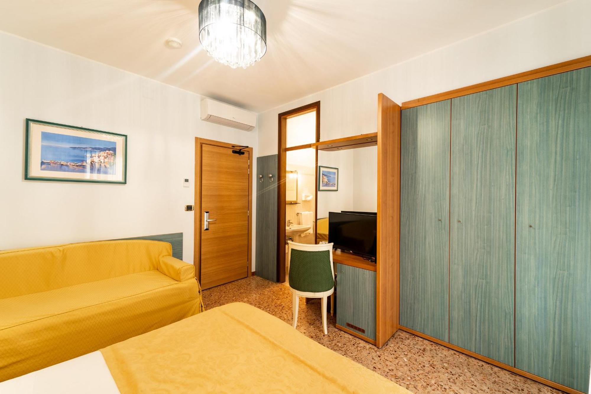 Driepersoonskamer met Balkon en een Zijdelings Uitzicht op Zee