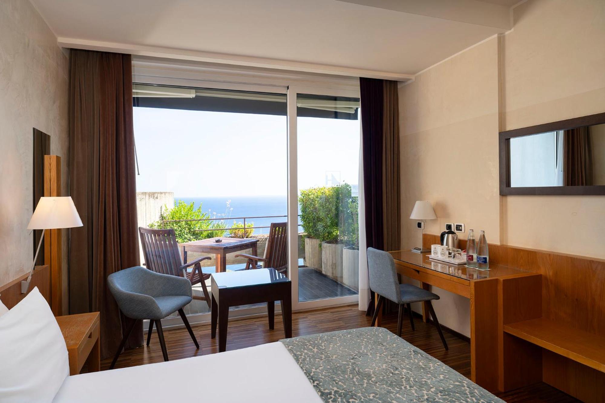 Superior Tweepersoonskamer met 1 of 2 Bedden, Balkon en Premium Uitzicht op Zee
