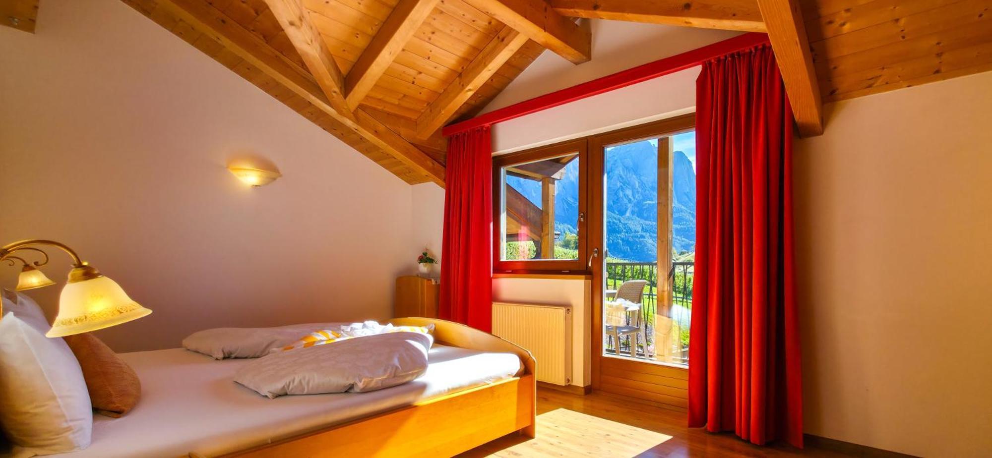 One-Bedroom Apartment with Balcony and Mountain View,1706826150:JPEG