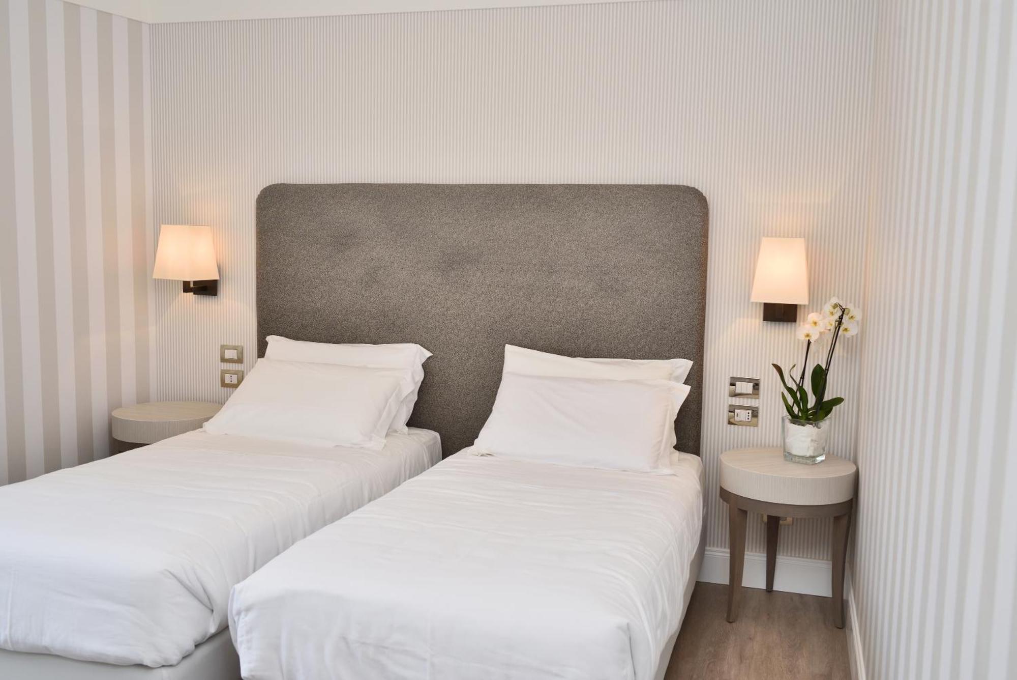 Deluxe Double or Twin Room,402895518:JPEG