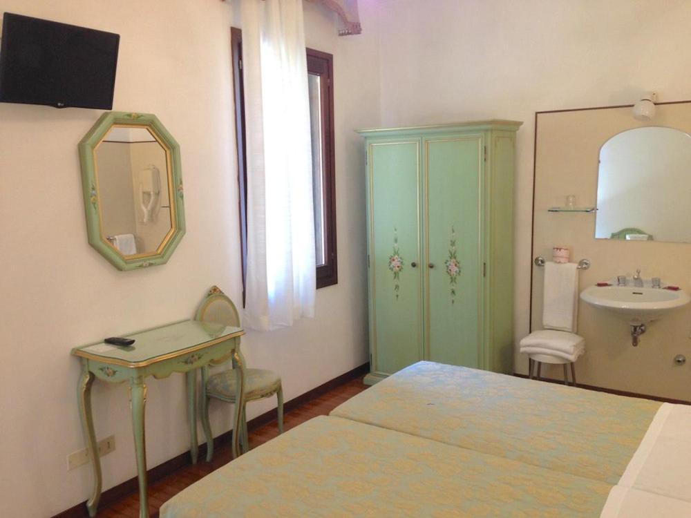 Double or Twin Room with Private External Bathroom