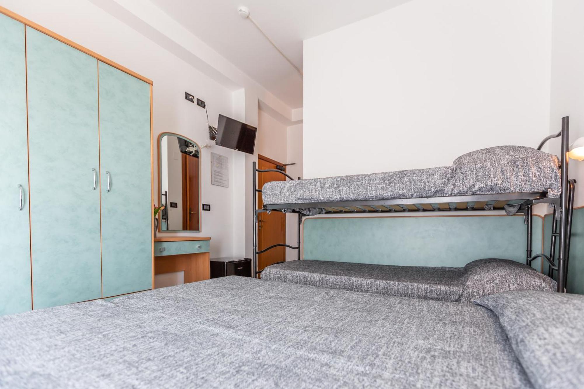 Classic Quadruple Room with Side Sea View