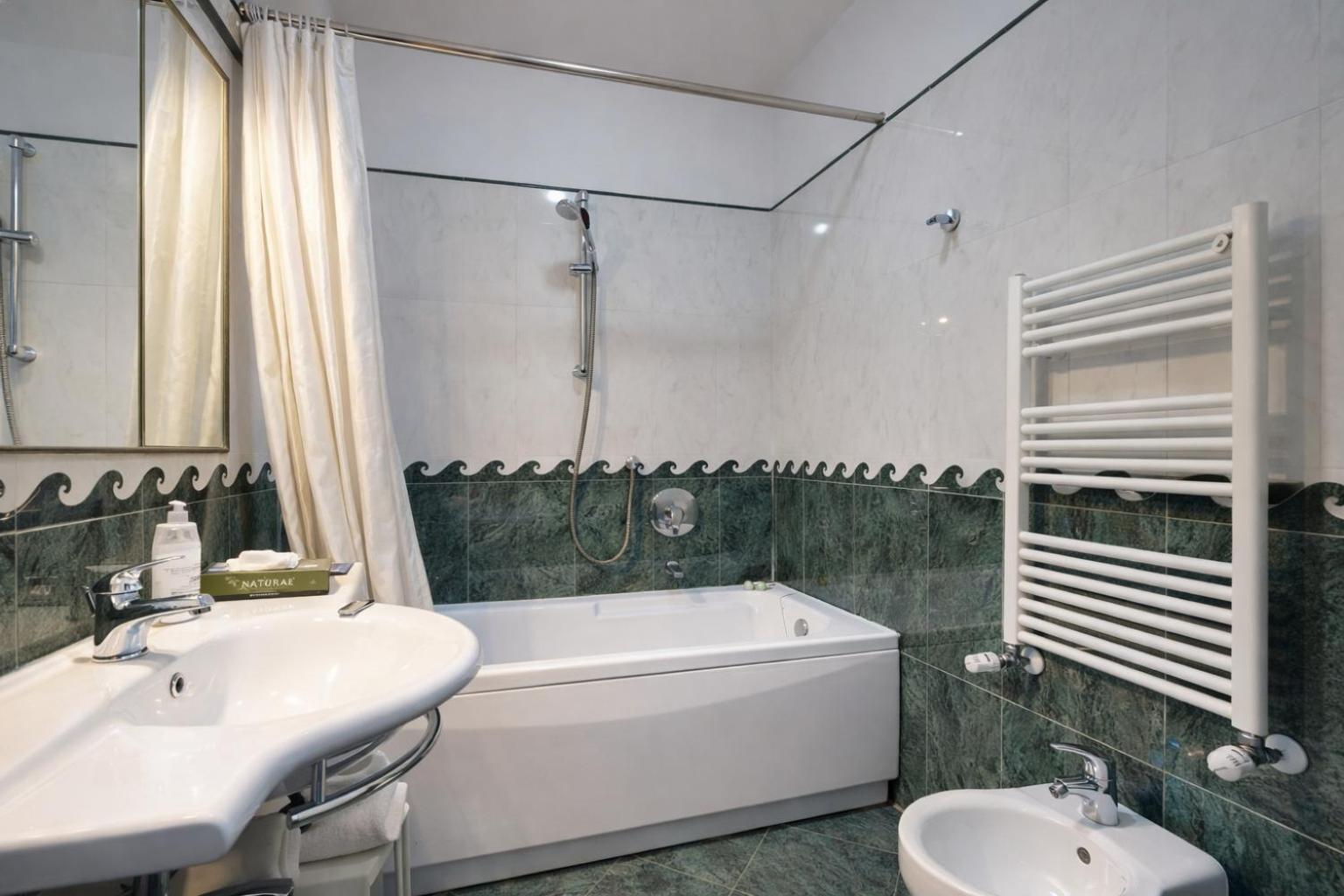 Quarto Superior com Cama de Casal ou 2 de Solteiro