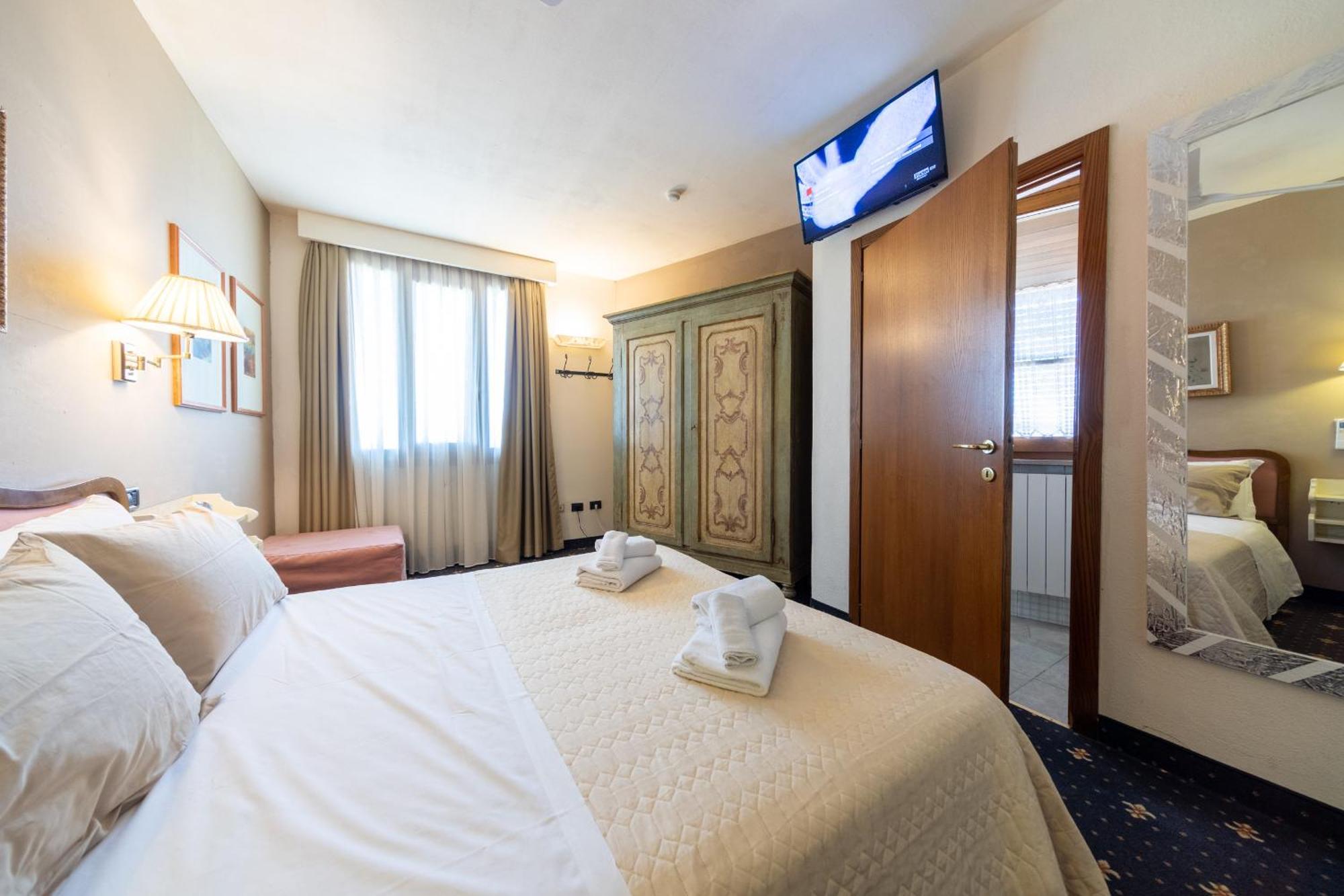Double or Twin Room,1552544986:JPEG