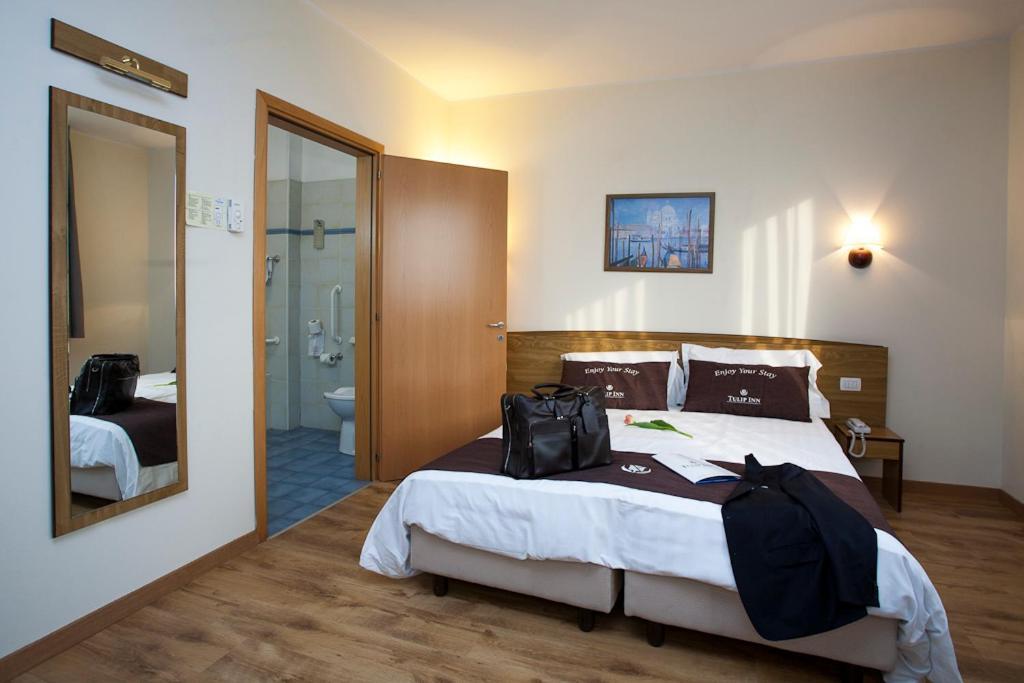 Standard Room One Queen Bed One Single Bed