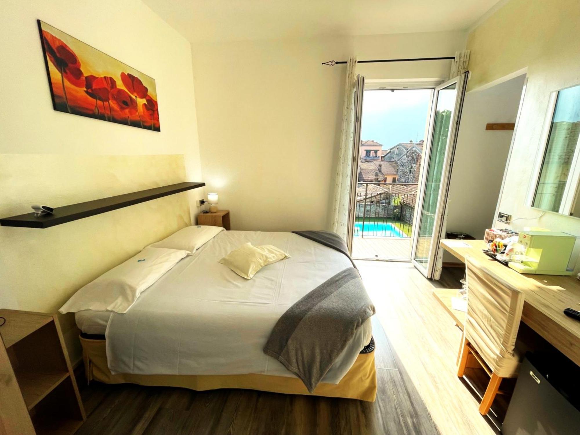 Doppel-/Zweibettzimmer mit Balkon