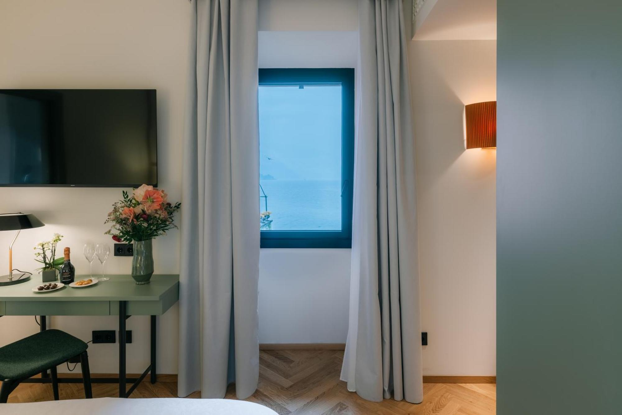 Deluxe Double Room with Lake View