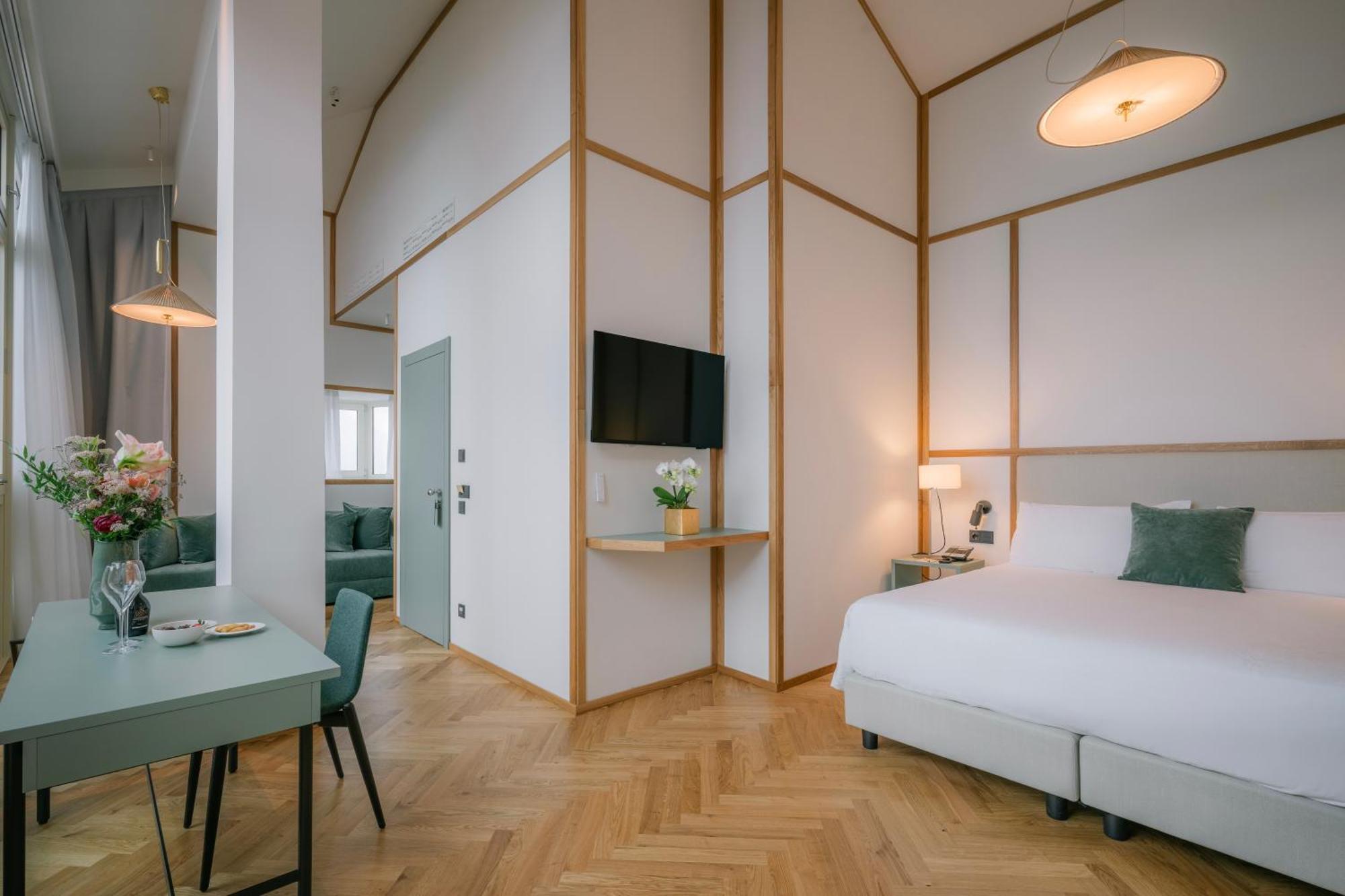 Junior Suite with Lake View
