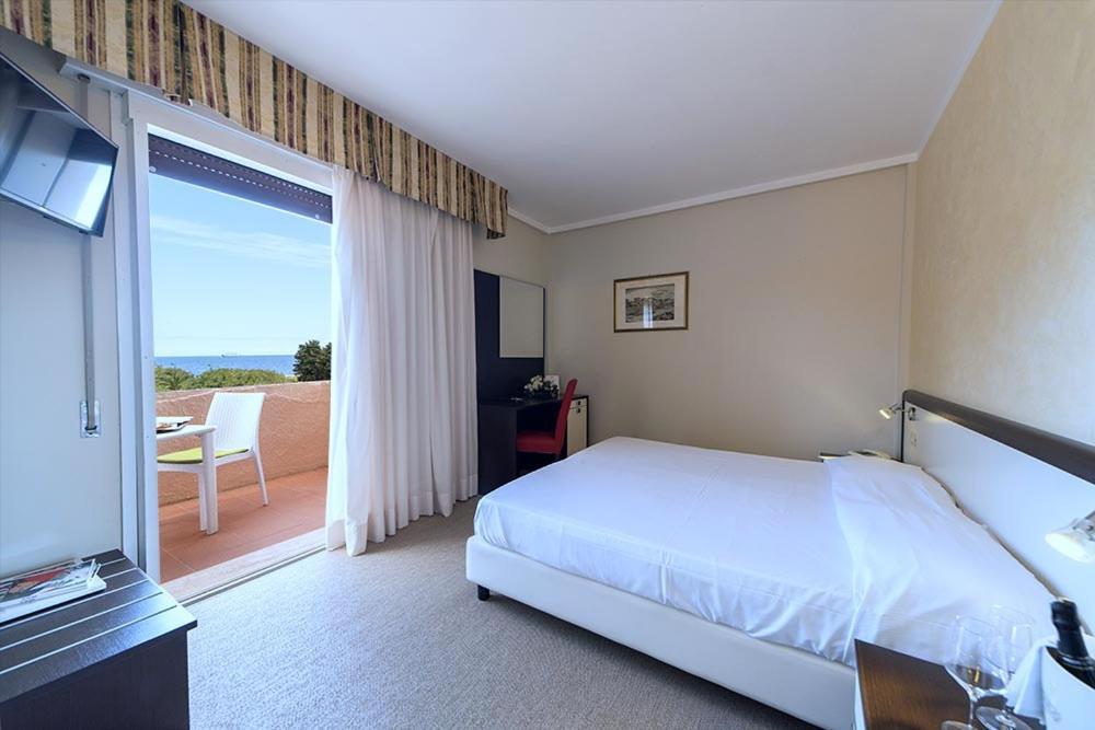 Double or Twin Room Sea View