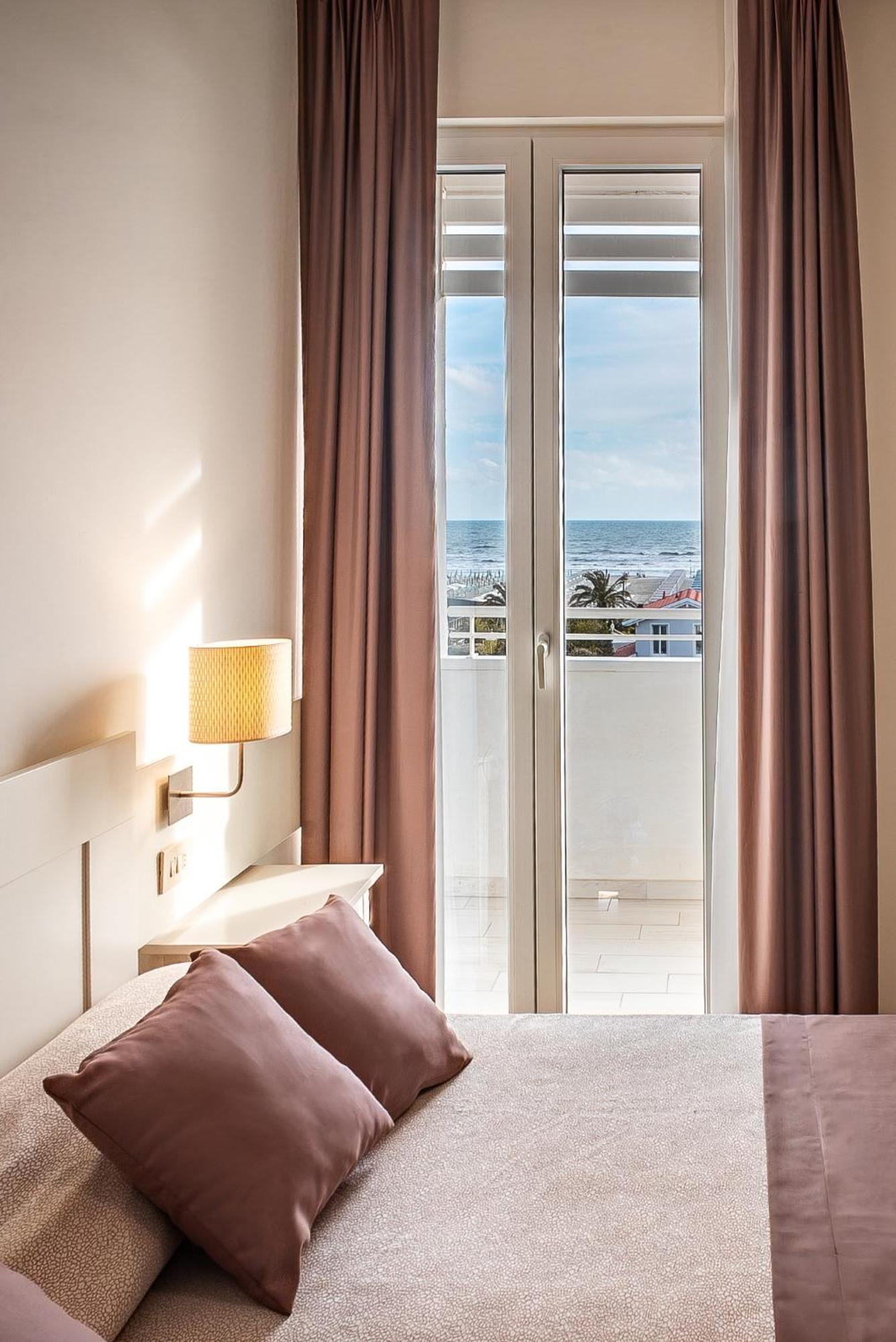 Doppelzimmer mit Balkon am Meer