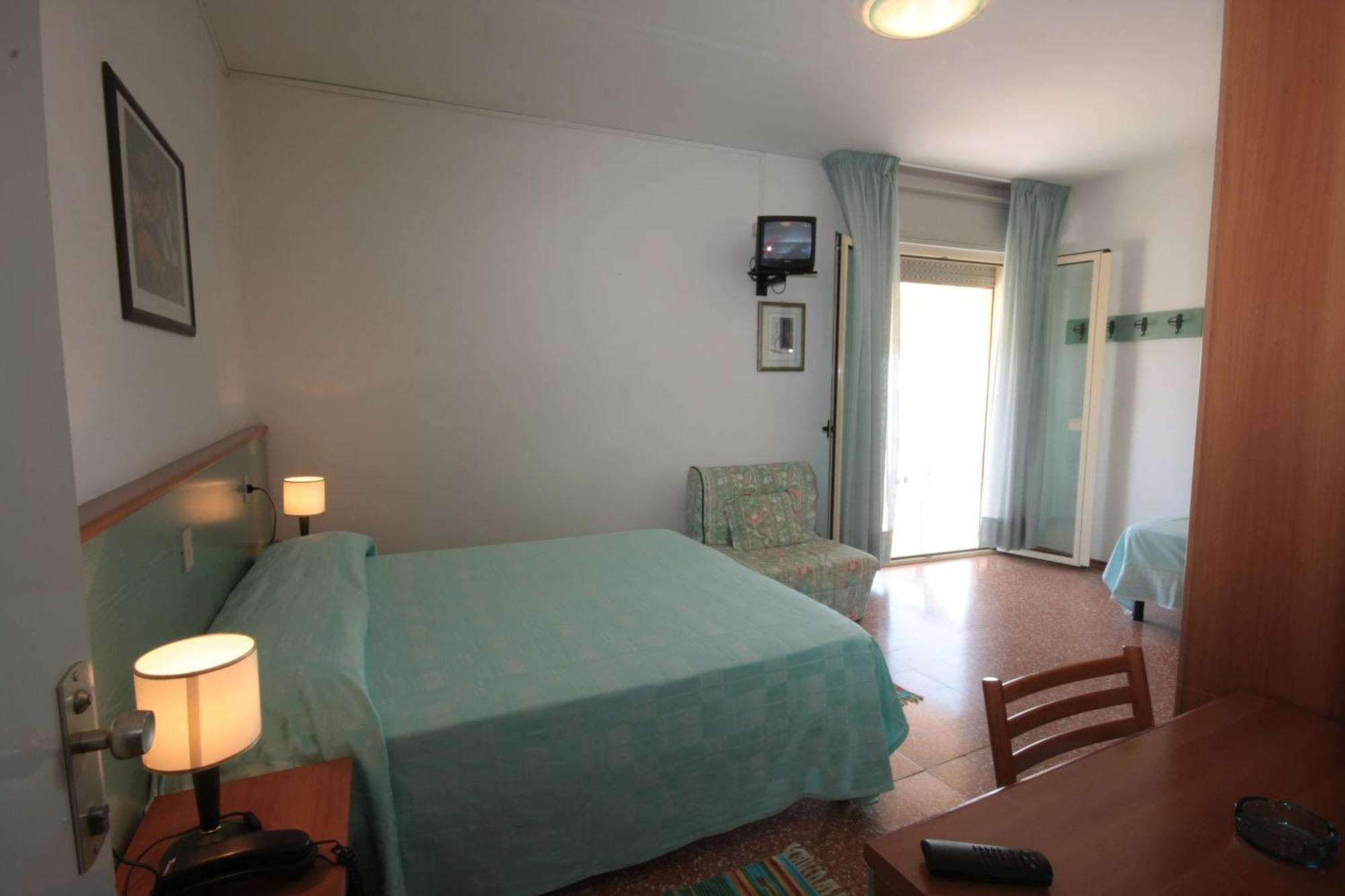 Tweepersoonskamer met Balkon en Zijdelings Uitzicht op Zee