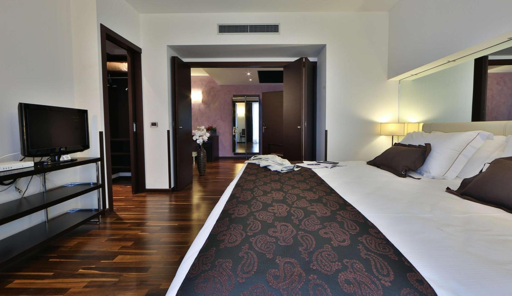 Suite con cama grande y balcón