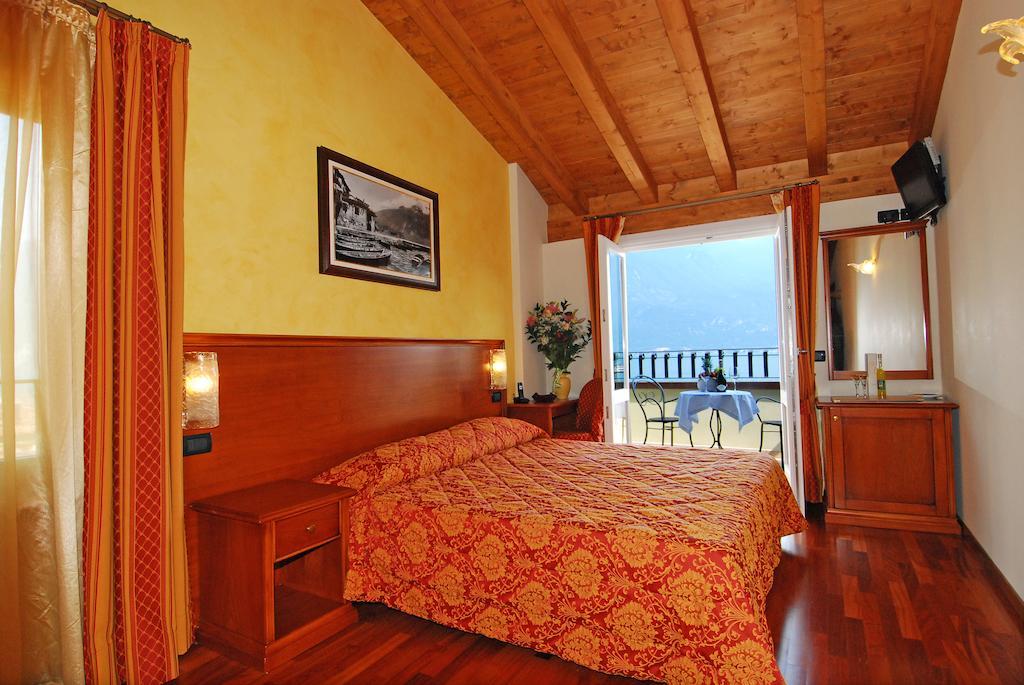 Superior Tweepersoonskamer met 1 Tweepersoonsbed of 2 Aparte Bedden en een Balkon met Uitzicht op het Meer