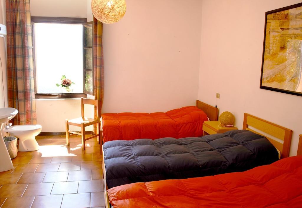 Tweepersoonskamer met Extra Bed en Gedeelde Badkamer - Uitzicht op Berg en Zee