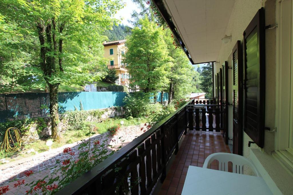Camera Matrimoniale/Doppia con Letti Singoli con Balcone e Vista Foresta