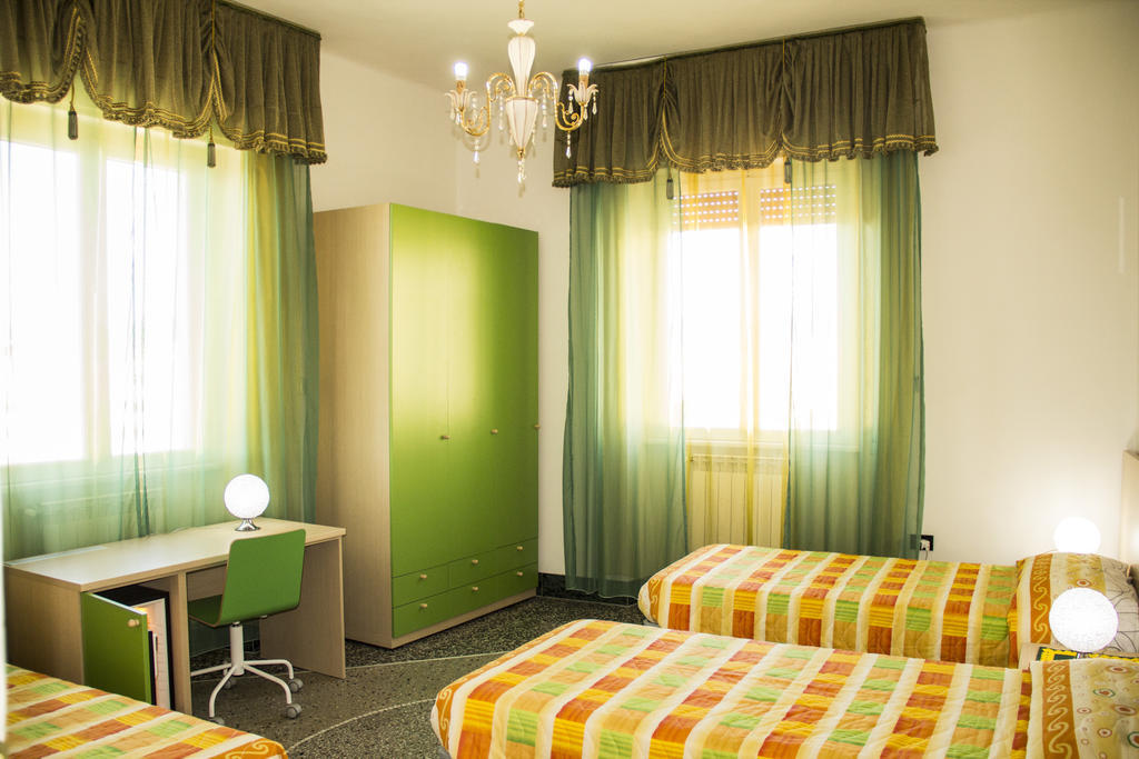 Deze driepersoonskamer heeft een gedeelde badkamer.
