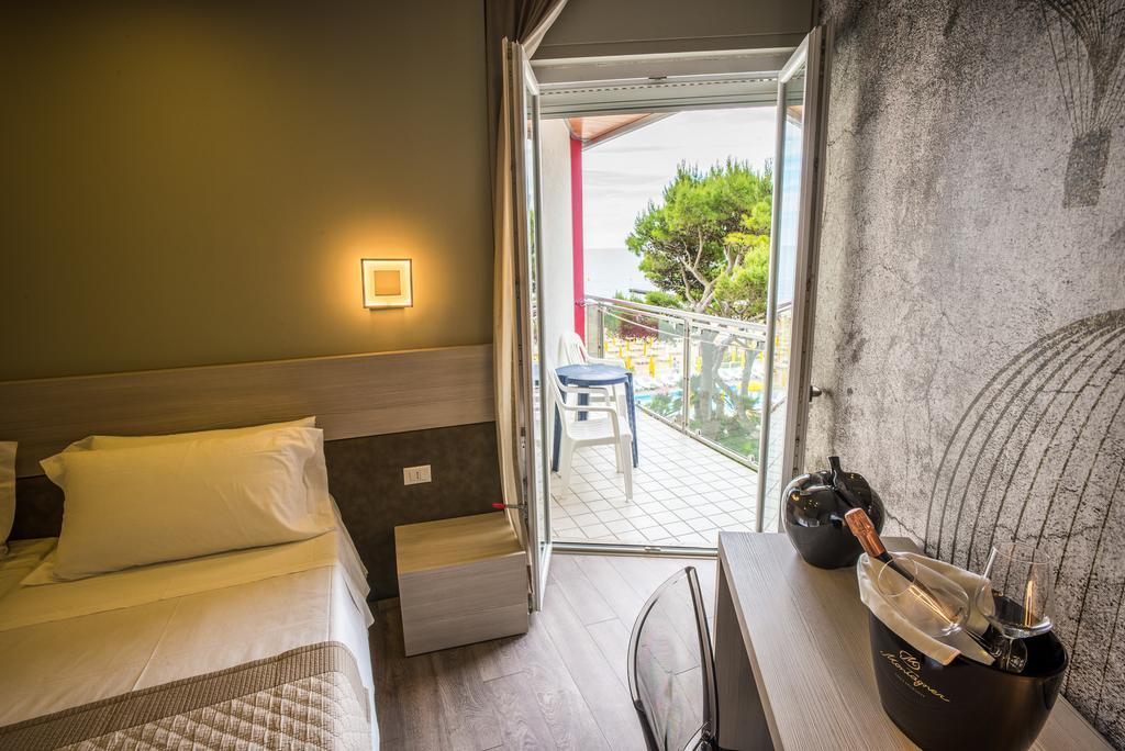 Deluxe Tweepersoonskamer met Zijdelings Uitzicht op Zee