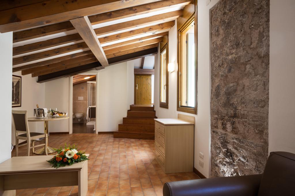 Standard Suite,692894298:JPEG