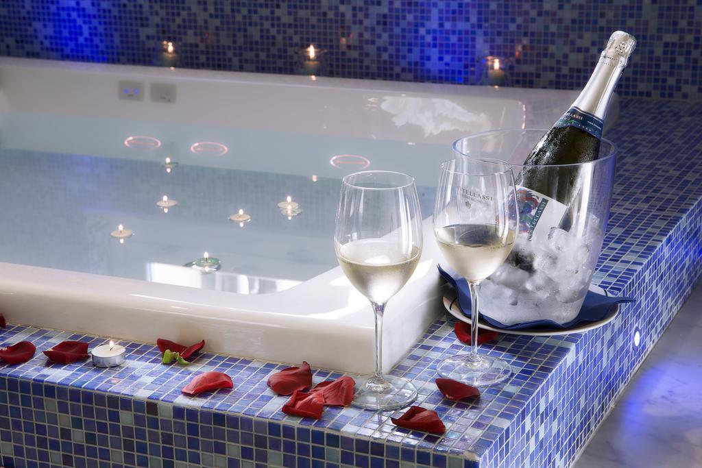 Suite mit Kingsize-Bett mit Whirlpool