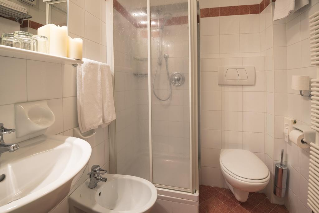 Zweibettzimmer mit Bergblick