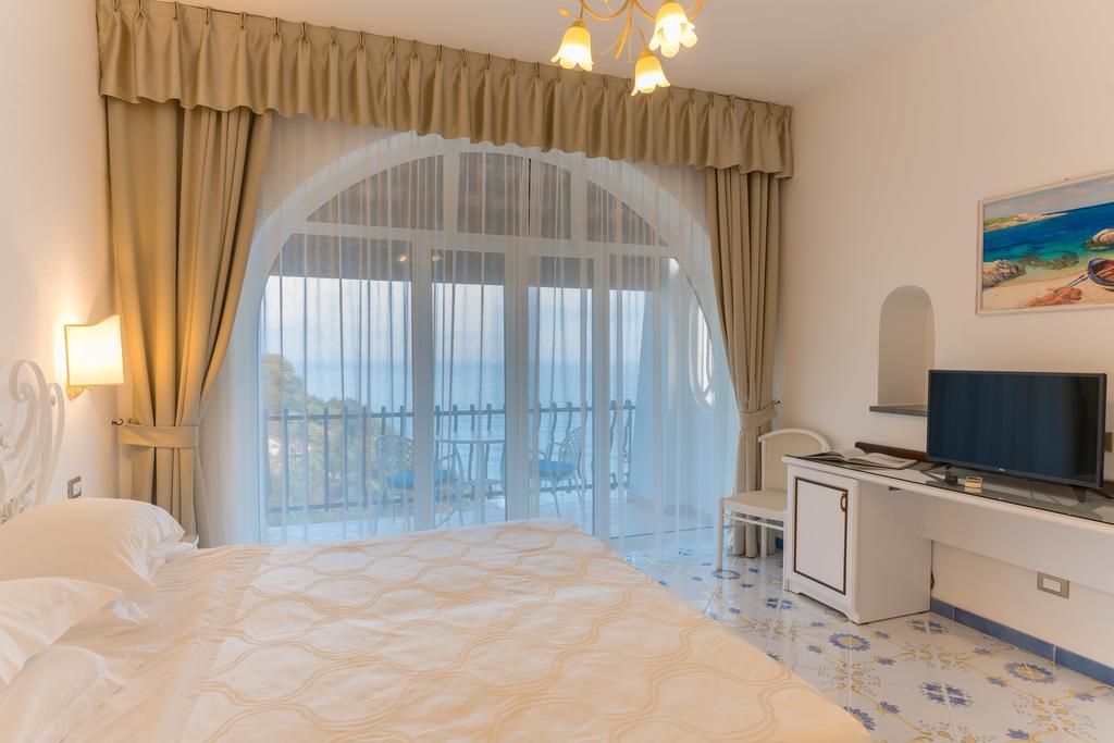 Superior Double Room with Balcony and Sea View