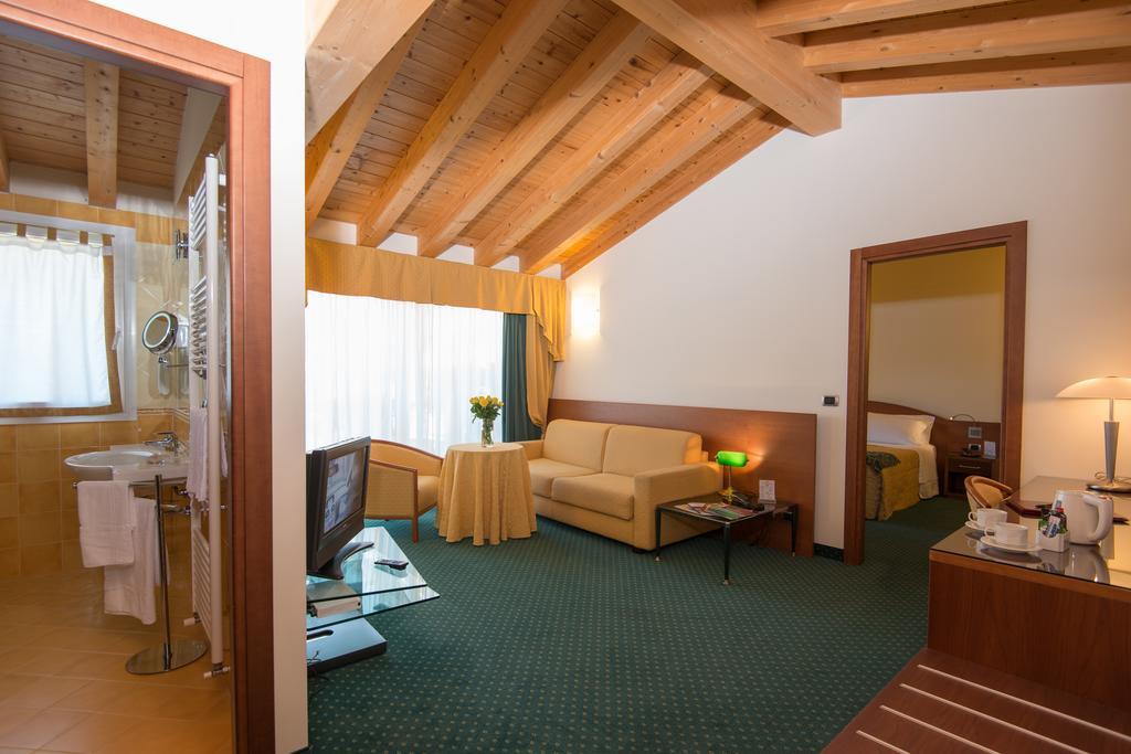 Suite met Balkon en Uitzicht op het Zwembad
