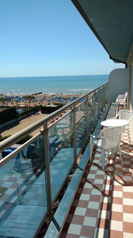 2 Onderling Verbonden Tweepersoonskamers met Balkon - Gedeeltelijk Uitzicht op Zee