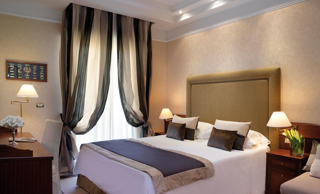 Deluxe Double Room with Pedestrian Promenade View