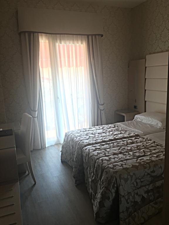 Klassieke Tweepersoonskamer met 1 of 2 Bedden, een Balkon en Uitzicht op het Zwembad