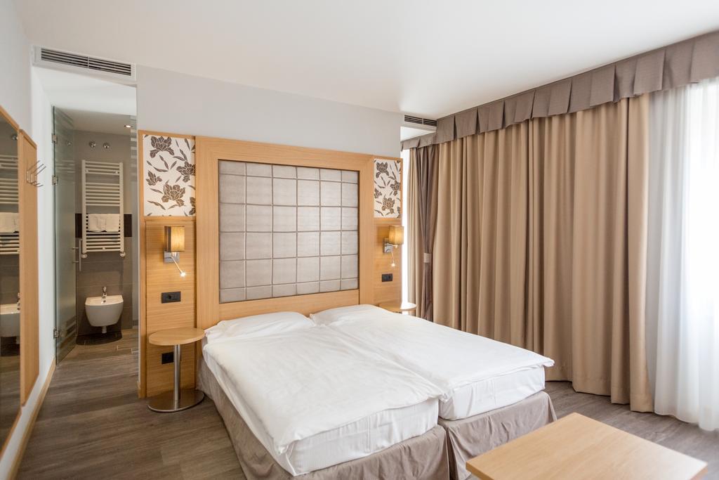 Dreibettzimmer mit Balkon