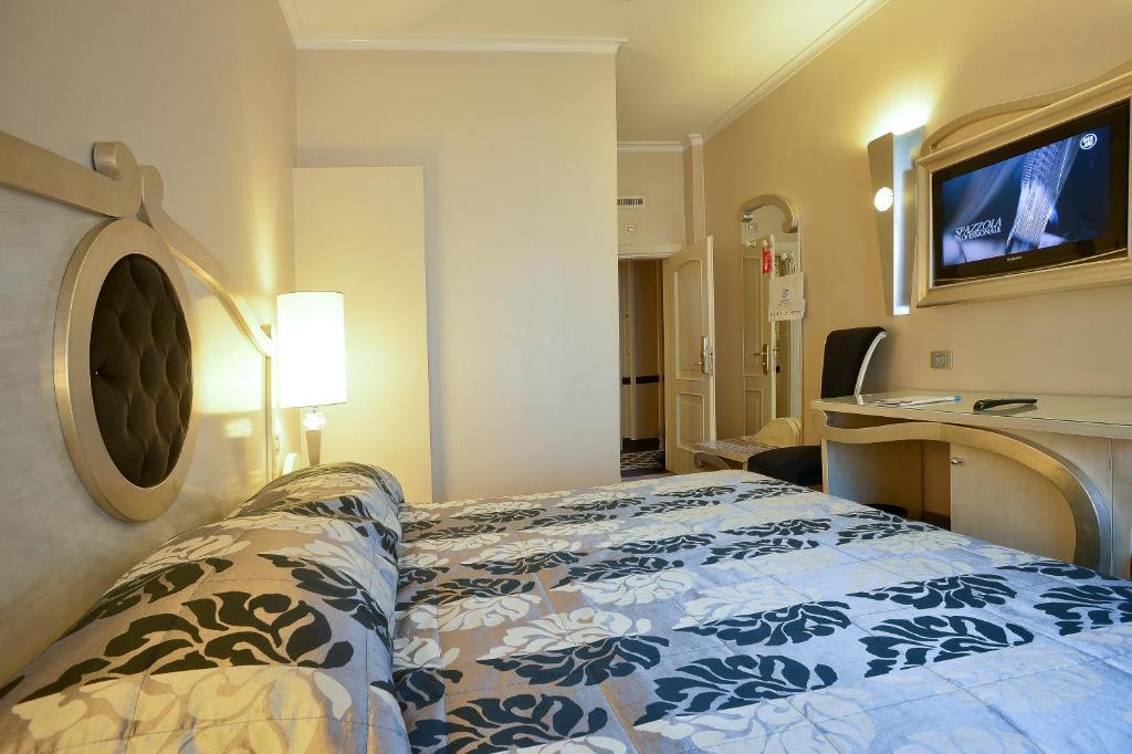 Double Room (1 Adult)