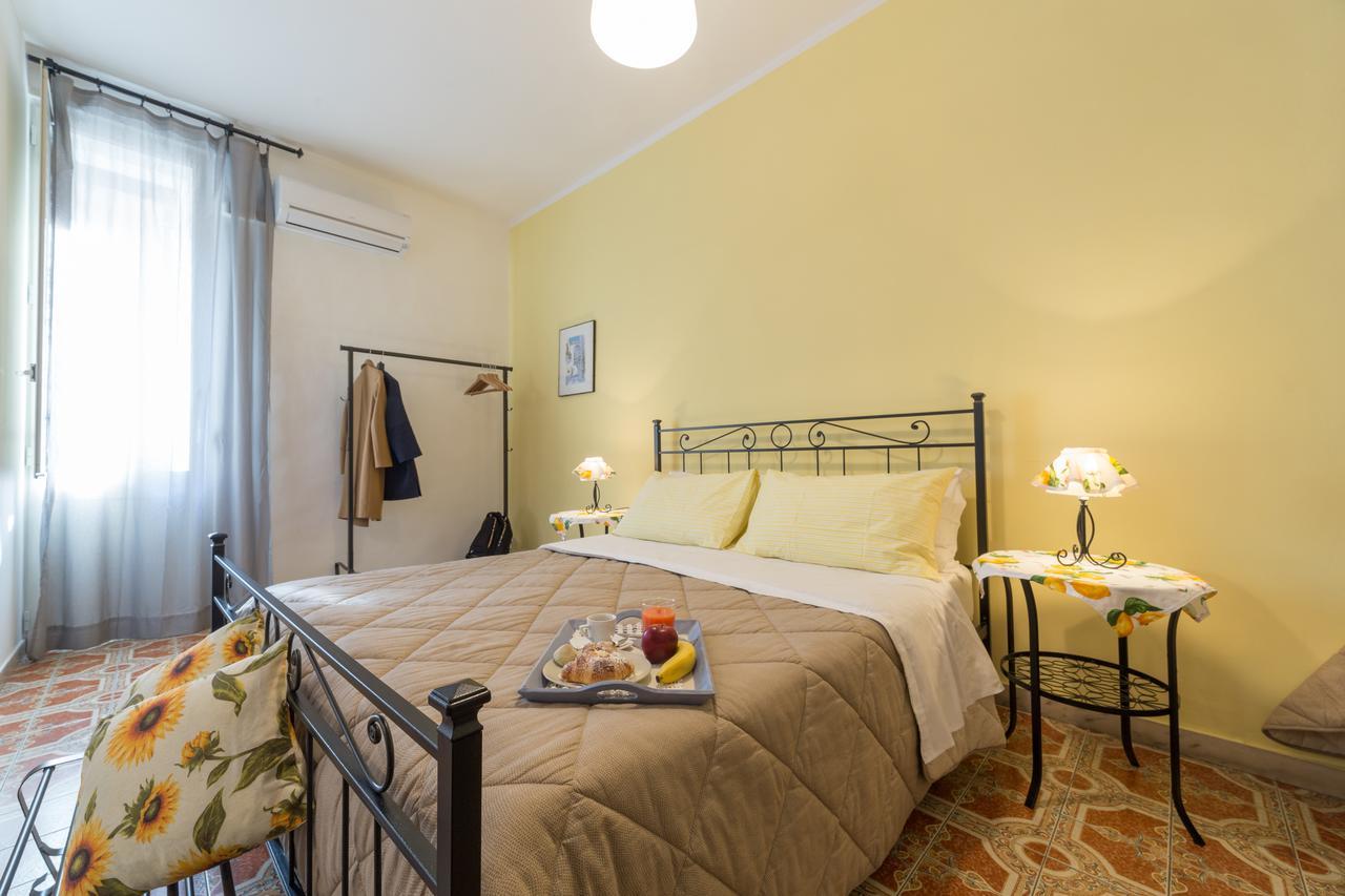 Habitación con cama extragrande y balcón
