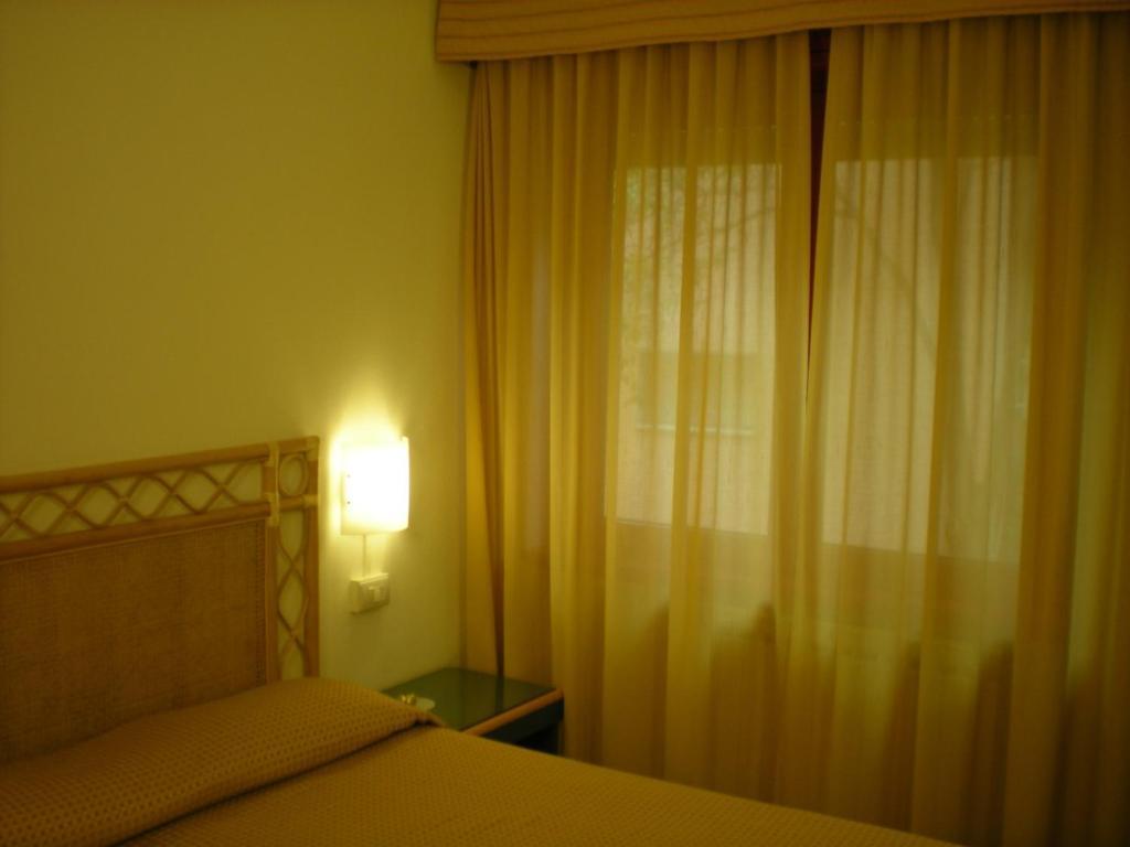 Double Room with Extra Bed (2 Adults + 2 Child),402258678:JPEG