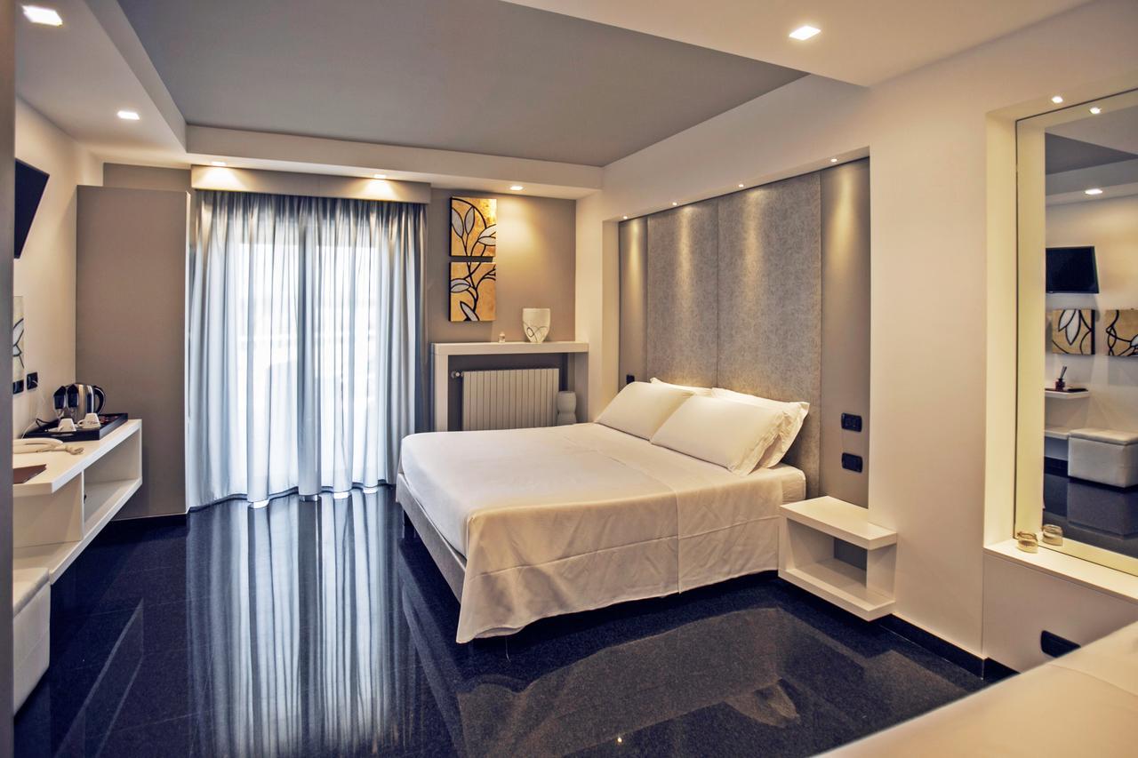 Deluxe Suite with Spa Bath,639686067:JPEG