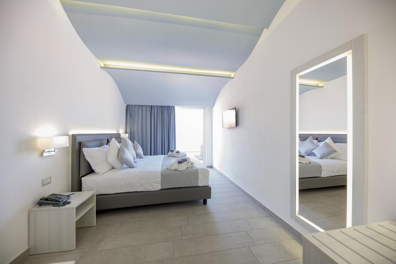 Deluxe tweepersoonskamer met balkon en uitzicht op zee