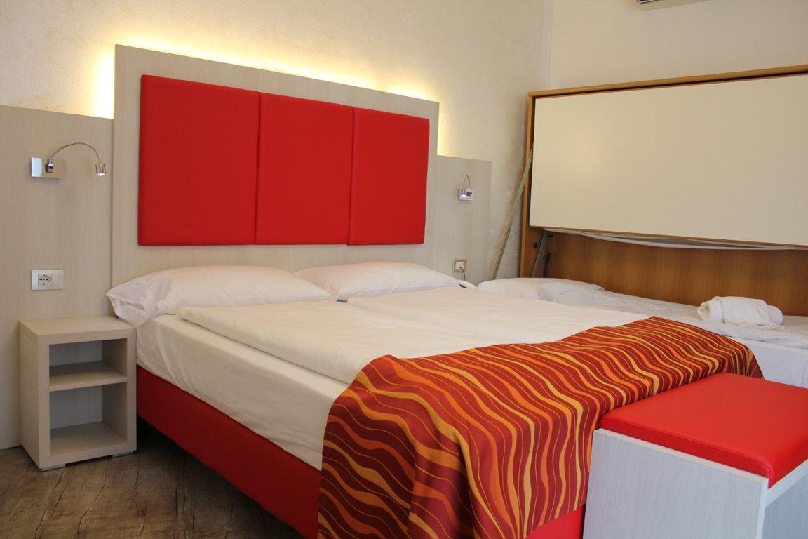 Dreibettzimmer mit Balkon und Seeblick