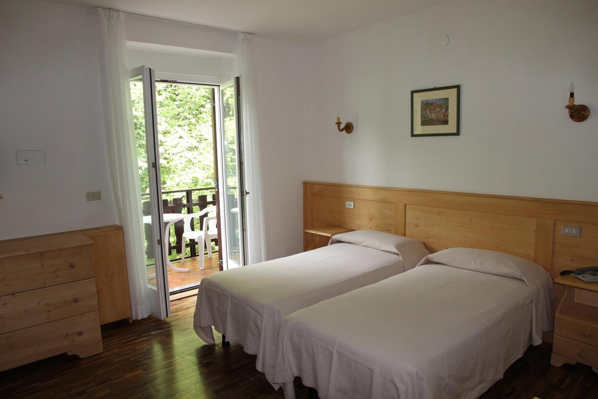 Camera Matrimoniale/Doppia con Letti Singoli con Balcone e Vista Lago e Montagna